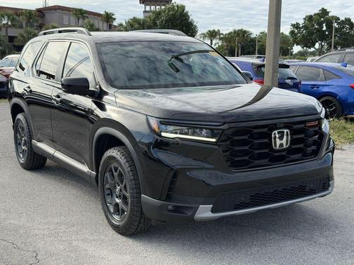 Crystal Black Pearl 2025 Honda Pilot TrailSport