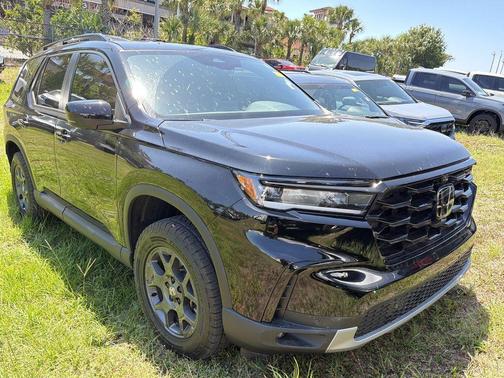 Crystal Black Pearl 2025 Honda Pilot TrailSport