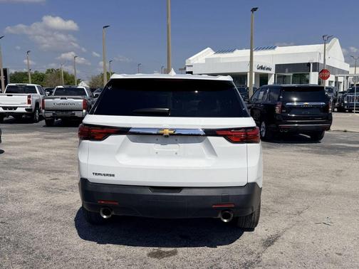 Summit White 2022 Chevrolet Traverse LS