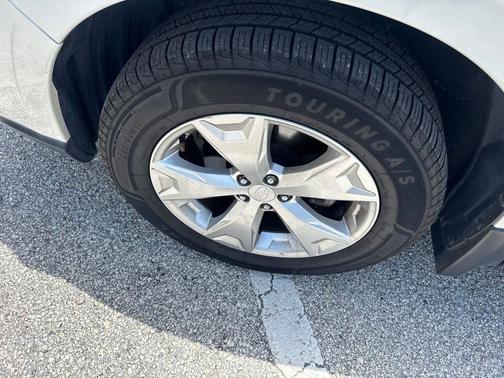 Satin White Pearl 2014 Subaru Forester 2.5i Limited