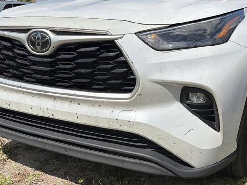 Pearl 2023 Toyota Highlander LE