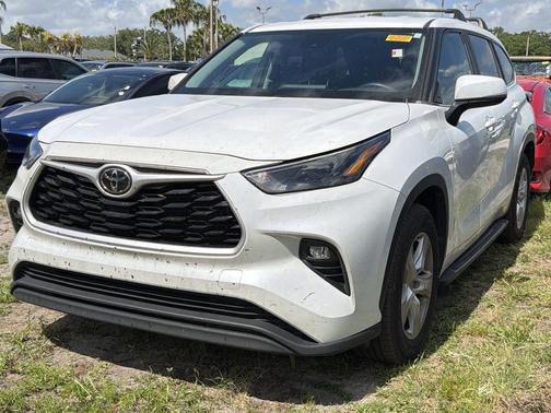 Pearl 2023 Toyota Highlander LE