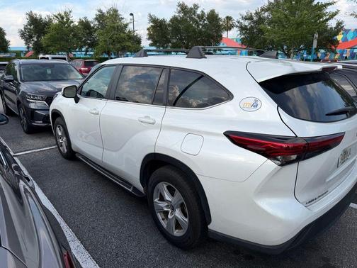 Pearl 2023 Toyota Highlander LE