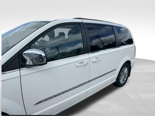 2013 Chrysler Town & Country Touring-L