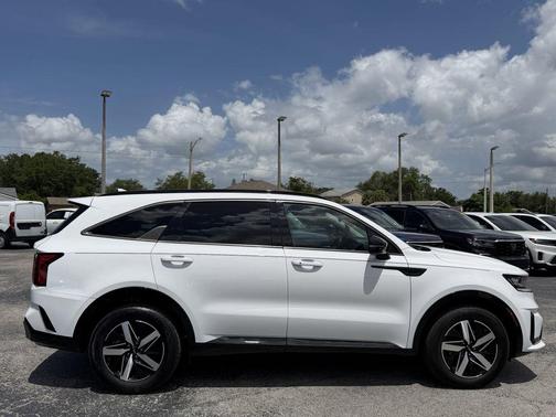 Glacial White Pearl 2022 Kia Sorento S