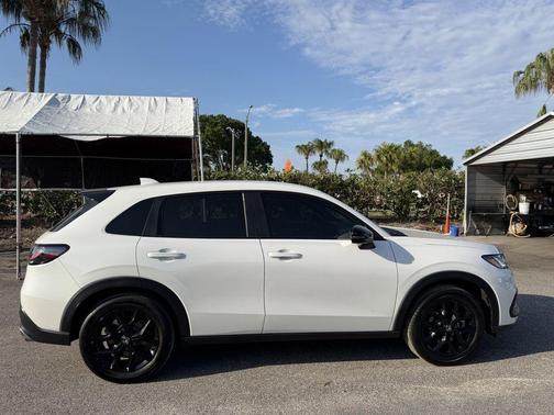 Platinum White Pearl 2024 Honda HR-V Sport