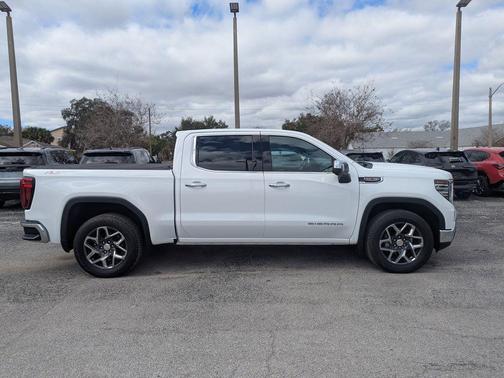 Summit White 2023 GMC Sierra 1500 SLT