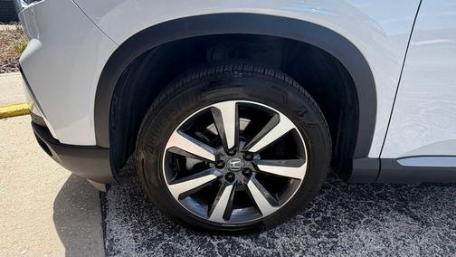 White 2024 Honda Pilot Touring