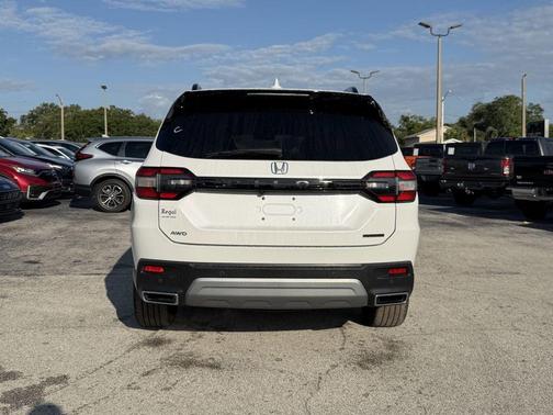 White 2024 Honda Pilot Touring
