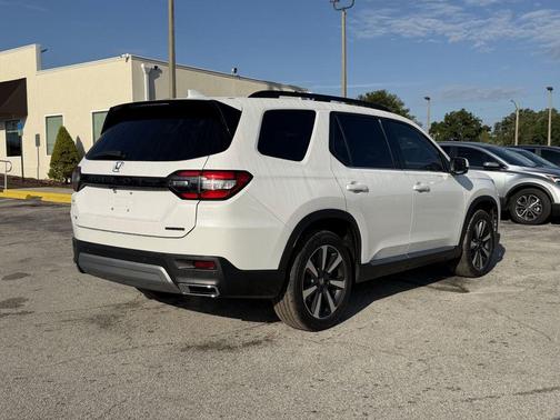 White 2024 Honda Pilot Touring