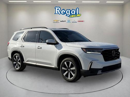 White 2024 Honda Pilot Touring
