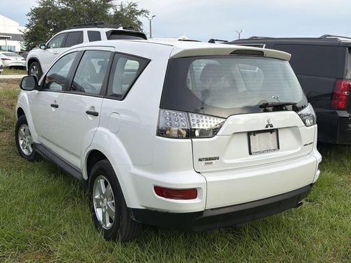 White 2010 Mitsubishi Outlander ES