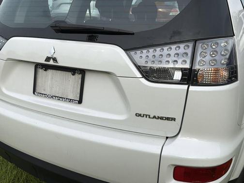 White 2010 Mitsubishi Outlander ES