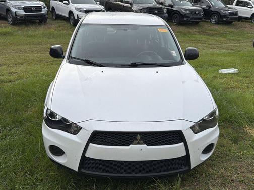White 2010 Mitsubishi Outlander ES