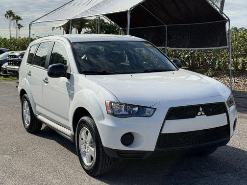 White 2010 Mitsubishi Outlander ES