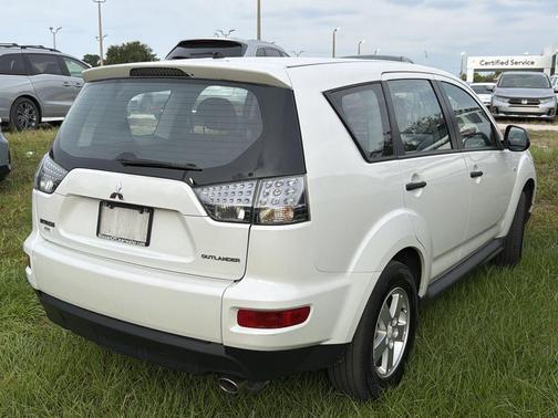 White 2010 Mitsubishi Outlander ES