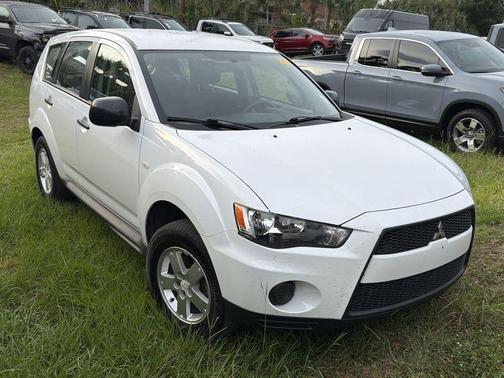 White 2010 Mitsubishi Outlander ES