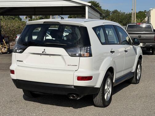 White 2010 Mitsubishi Outlander ES