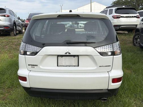 White 2010 Mitsubishi Outlander ES