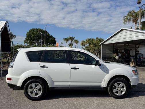 White 2010 Mitsubishi Outlander ES
