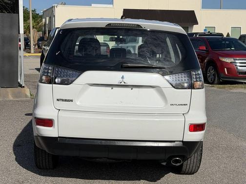 White 2010 Mitsubishi Outlander ES