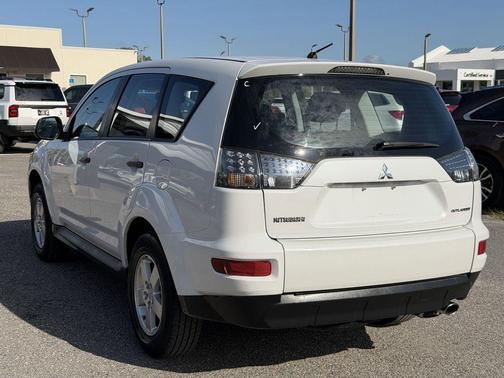White 2010 Mitsubishi Outlander ES