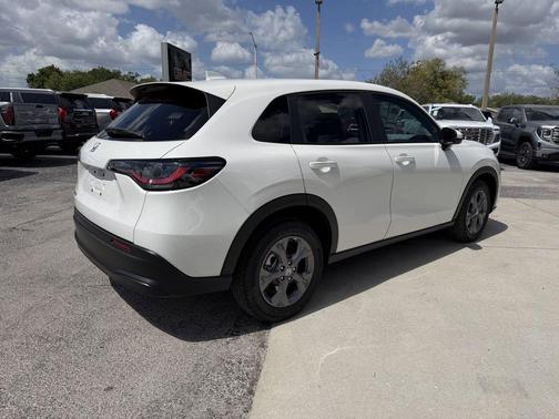 Platinum White Pearl 2026 Honda HR-V LX