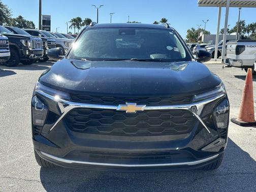 Mosaic Black Metallic 2025 Chevrolet Trax LT