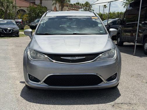 Billet Silver Metallic Clearcoat 2019 Chrysler Pacifica Touring-L