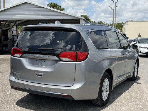 Billet Silver Metallic Clearcoat 2019 Chrysler Pacifica Touring-L
