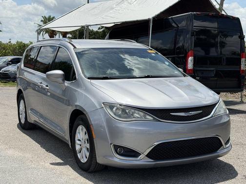 Billet Silver Metallic Clearcoat 2019 Chrysler Pacifica Touring-L
