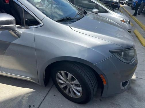 Billet Silver Metallic Clearcoat 2019 Chrysler Pacifica Touring-L