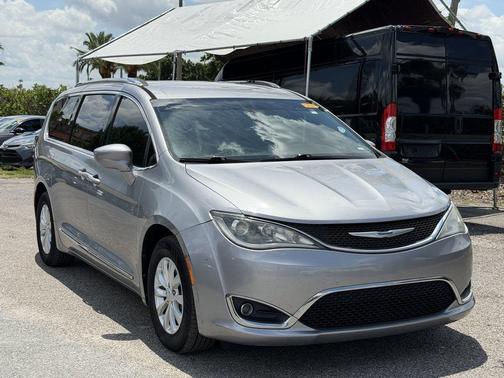 Billet Silver Metallic Clearcoat 2019 Chrysler Pacifica Touring-L