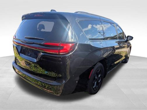 2025 Chrysler Pacifica Hybrid Select