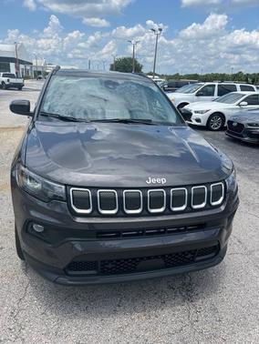 Photo 2 of 3 of 2022 Jeep Compass Latitude