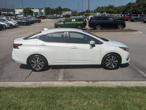 Aspen White Tricoat 2025 Nissan Versa 1.6 SV