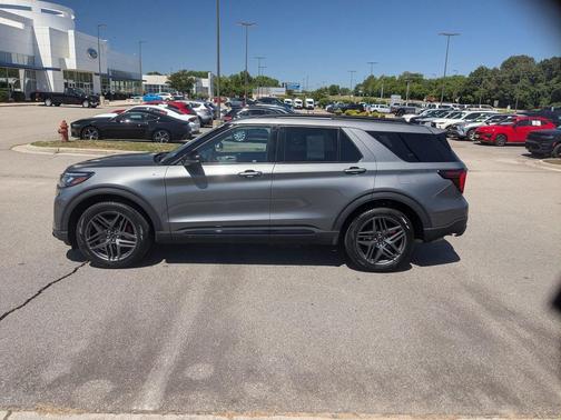 Carbonized Gray Metallic 2025 Ford Explorer ST-Line