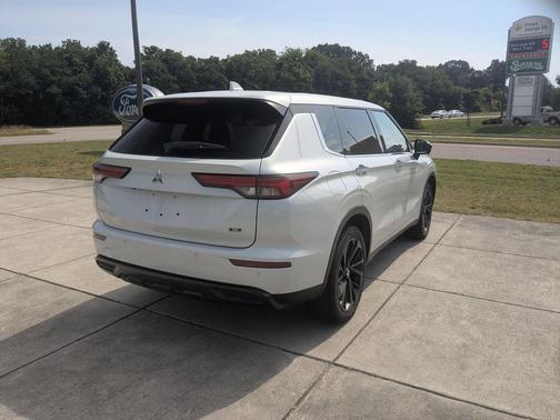 Diamond White 2024 Mitsubishi Outlander SE S-AWC