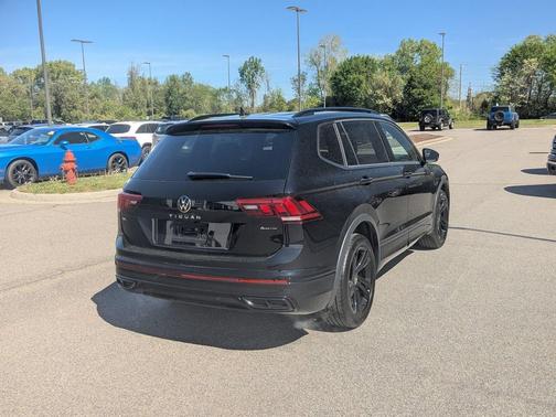 Deep Black Pearl 2023 Volkswagen Tiguan 2.0T SE R-Line Black 4MOTION