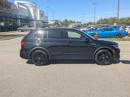 Deep Black Pearl 2023 Volkswagen Tiguan 2.0T SE R-Line Black 4MOTION