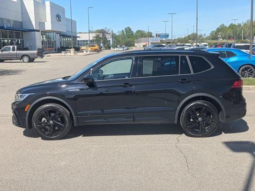 Deep Black Pearl 2023 Volkswagen Tiguan 2.0T SE R-Line Black 4MOTION