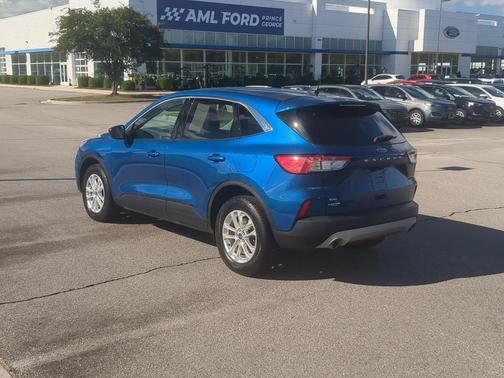 Blue Metallic 2022 Ford Escape SE