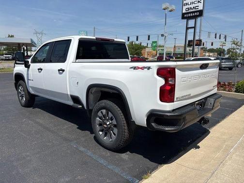 Summit White 2026 Chevrolet Silverado 2500 Custom