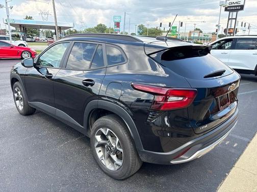 Mosaic Black Metallic 2025 Chevrolet Trax LT