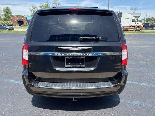Brilliant Black Crystal Pearlcoat 2016 Chrysler Town & Country Touring