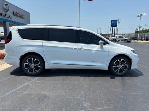 Bright White Clearcoat 2021 Chrysler Pacifica Pinnacle
