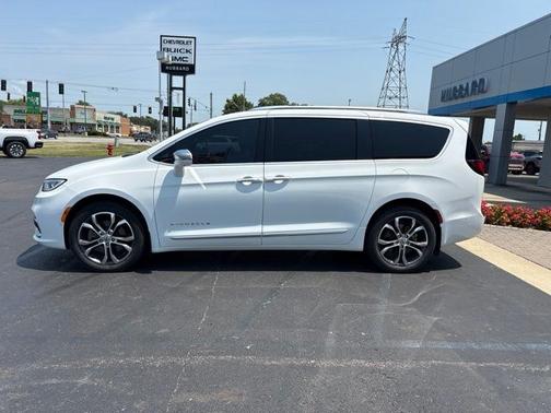 Bright White Clearcoat 2021 Chrysler Pacifica Pinnacle