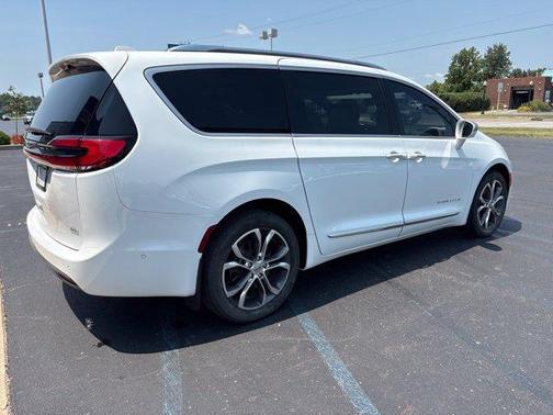 Bright White Clearcoat 2021 Chrysler Pacifica Pinnacle