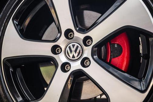 Pure White 2015 Volkswagen Golf GTI 2.0T SE 4-Door