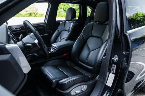 2012 Porsche Cayenne Base (M6)